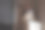 女人的手轻拍猫在散热器上图片下载