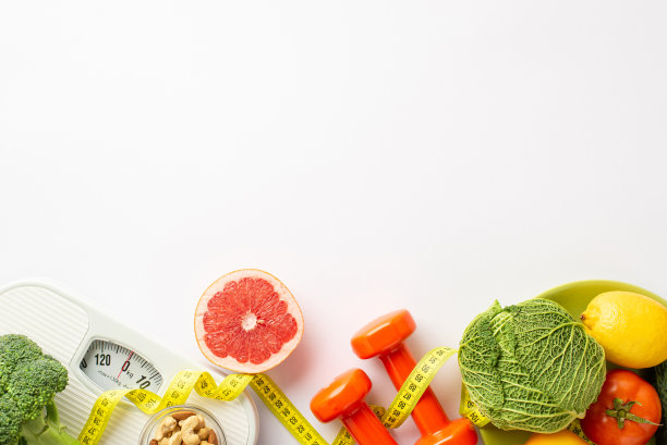 减肥的概念。柚子卷心菜花椰菜柠檬番茄坚果鳞片哑铃和卷尺上孤立的白色背景与复制空间的顶部视图照片图片下载