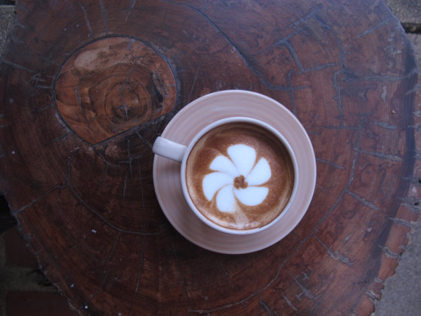 下午木桌上的拉花咖啡，俯视图图片下载