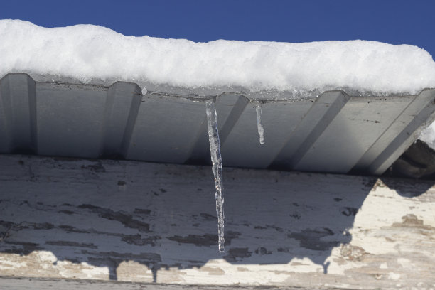 屋顶屋檐上悬挂的冰柱图片下载