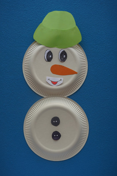 圣诞雪人手工制作。一步一步的照片指导。DIY的概念。步骤6 - 9。在底板上粘上黑色的圆圈和白色的圆点，雪人衣服的纽扣。俯视图，平面布局图片下载