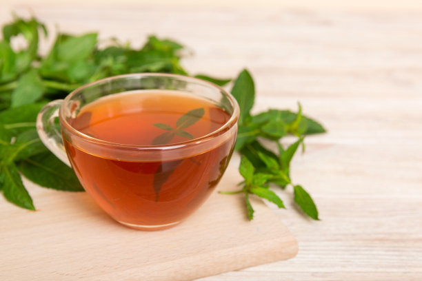 一杯薄荷茶放在桌子背景上。绿茶与新鲜薄荷顶视图与复制空间图片下载