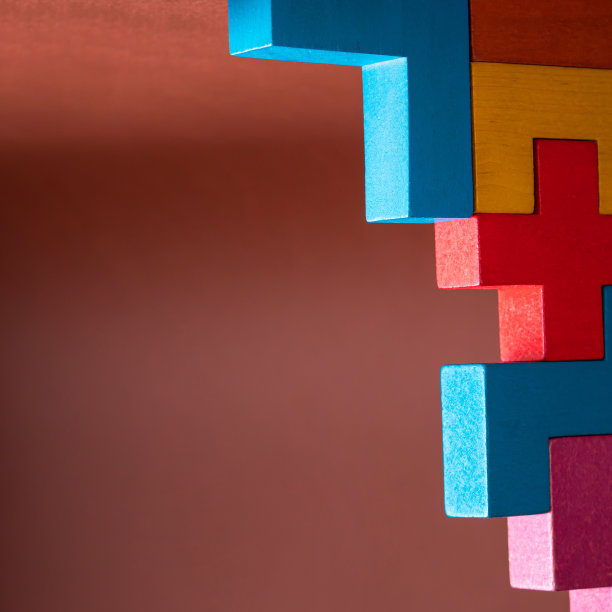 棕色背景上的几何图形。业务建设概念。图片下载