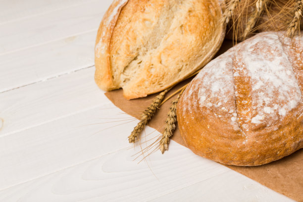 自制的天然面包。不同种类的新鲜面包为背景，透视视图与复制空间图片下载