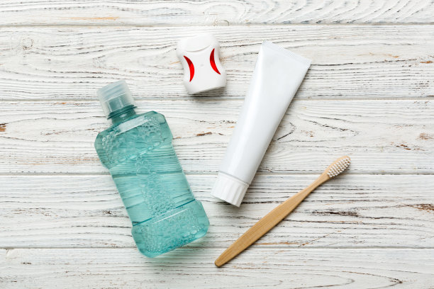 漱口水和其他口腔卫生产品的彩色桌面视图与复制空间。平的。口腔卫生。口腔护理产品和浅色背景文字的空间。概念图片下载