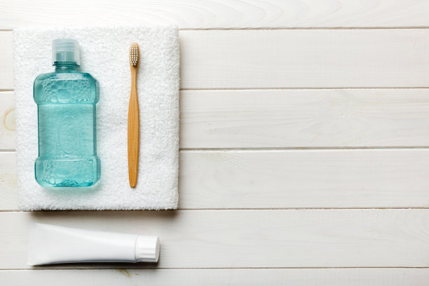 漱口水和其他口腔卫生产品的彩色桌面视图与复制空间。平的。口腔卫生。口腔护理产品和浅色背景文字的空间。概念图片下载