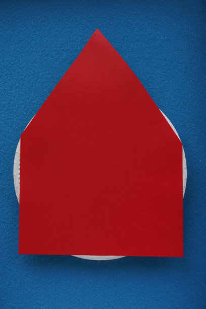 圣诞圣诞贺卡手工制作。一步一步的照片指导。DIY的概念。学报》第4 - 14步剪出房子形状的红纸底座，把它粘在纸盘子上。俯视图，平面布局图片下载