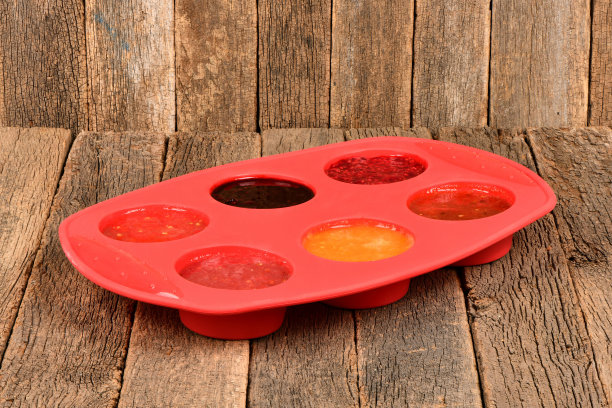 冷冻水果奶昔在硅胶模具上的木制背景。侧视图。高分辨率照片。图片下载