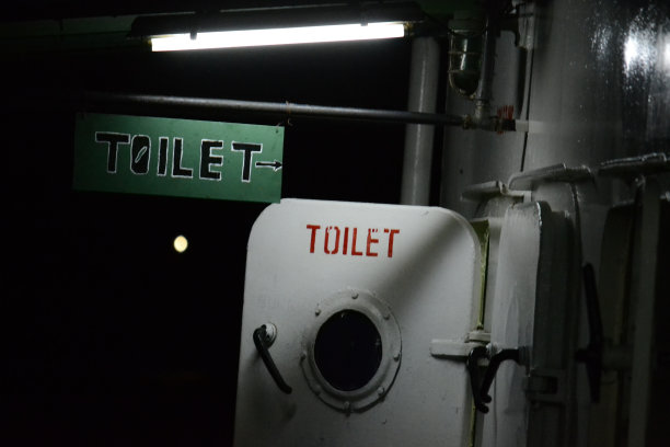 船上厕所的门。厕所在船的外面图片下载