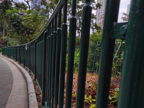 绿色铁栅栏图片下载