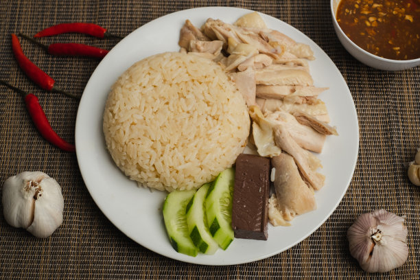 亚洲食品。深色背景的鸡肉米饭图片下载