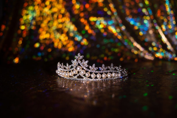 王冠与珍珠明亮闪闪的背景图片下载
