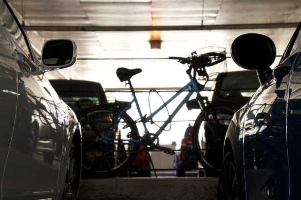 车与车之间的自行车图片下载