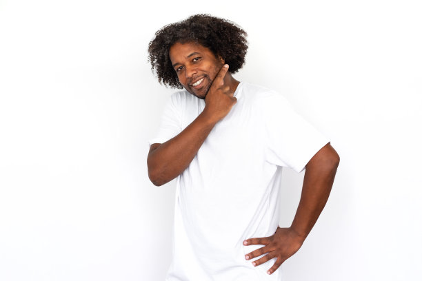 快乐的非裔美国人摩擦下巴图片下载