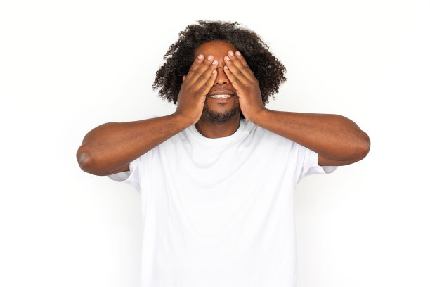 快乐的非裔美国人遮住眼睛图片下载