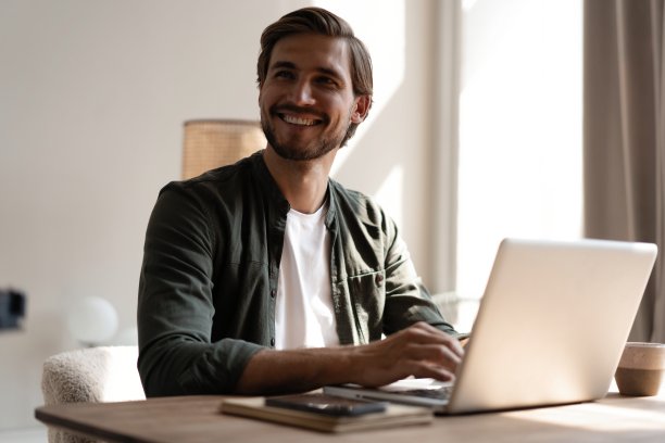 男性在家远程办公，进行工作会议视频通话。自由职业者在家庭办公室的笔记本电脑上工作。图片下载