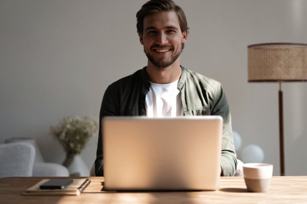 男性在家远程办公，进行工作会议视频通话。自由职业者在家庭办公室的笔记本电脑上工作。图片下载