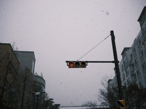 韩国首尔的雪天。红灯亮了。图片下载