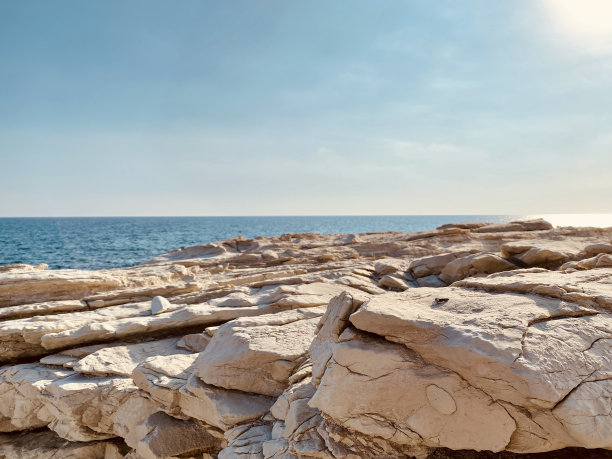 选择焦点白石纹理的产品显示与大海的背景图片下载