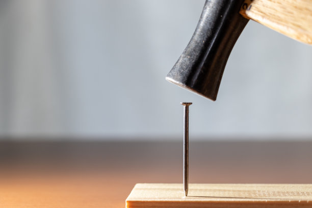 把钉子钉在木板上图片下载