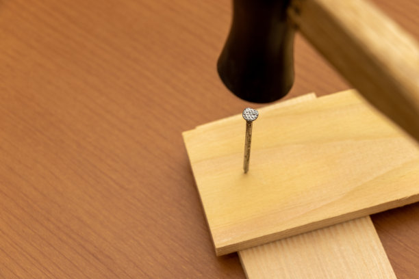 把钉子钉进一块木头里图片下载