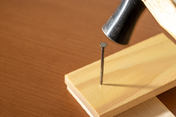 把钉子钉进一块木头里图片下载