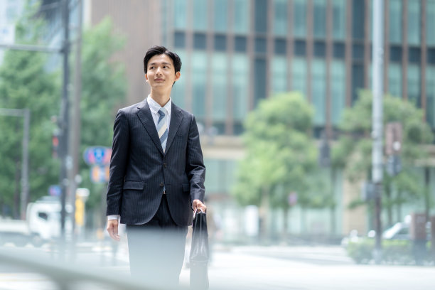 一个西装革履的男人走在商业区图片下载
