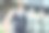 一个西装革履的男人走在商业区图片下载