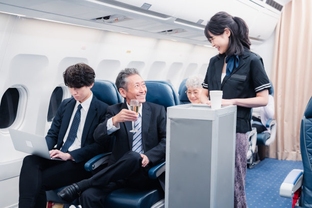 机组人员在飞机上提供饮料图片下载