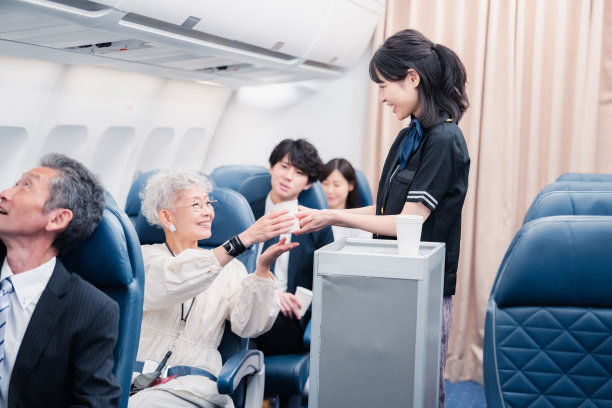 机组人员在飞机上提供饮料图片下载