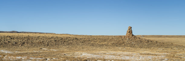 俯瞰科罗拉多大草原的巨大石冢图片下载