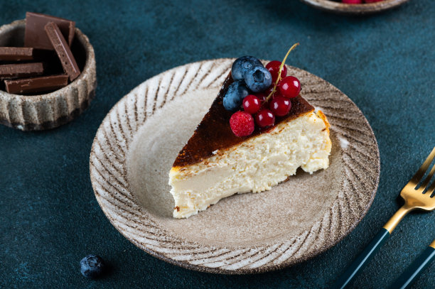 一块加浆果的圣塞巴斯蒂安巴斯克芝士蛋糕。巴斯克芝士蛋糕。受欢迎的甜点。烧芝士蛋糕。图片下载