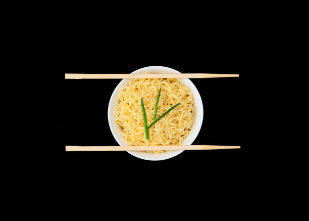 中式速食卷面，白碗，木条，黑底。有选择性的重点。亚洲饮食概念。不健康的饮食图片下载