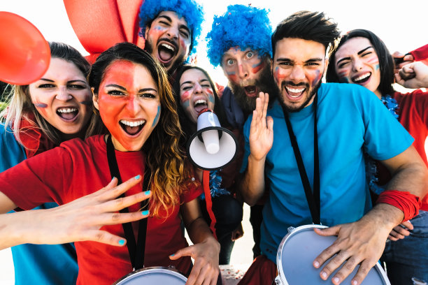 在体育场观看足球比赛的球迷-年轻人支持最喜欢的俱乐部-体育娱乐概念图片下载