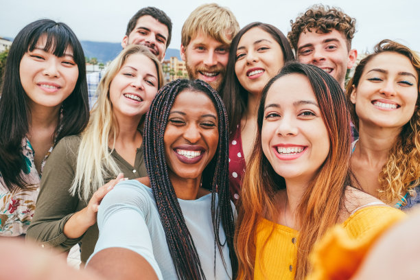 快乐的多种族朋友在户外看着相机-聚焦非洲女孩的脸图片下载