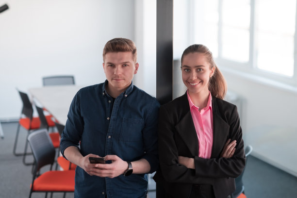 一个成功的创意商人和女商人看着相机和微笑的肖像。不同的商人站在一起创业。图片下载