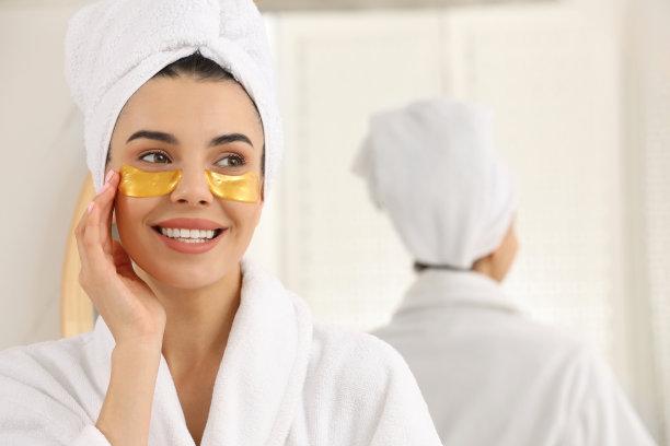 漂亮的年轻女人带着眼罩在家，有文字空间图片下载