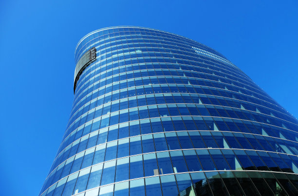 商业中心的摩天大楼。夏天。图片下载