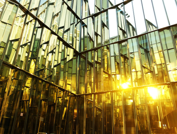 现代办公大楼在市中心户外，夏天图片下载