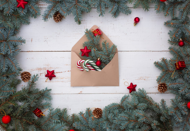 圣诞框架与松果，圣诞装饰，信封和蓝色云杉树枝图片下载