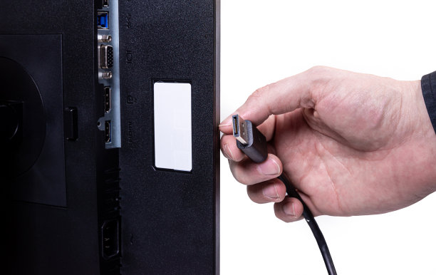 IT工程师手动将电缆插入显示器。手动连接显示器到电脑的DVI电缆。VGA DVI显示接口和电源线。在一个人的手中。孤立的图片下载