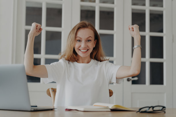 积极的女性在家工作时表现出力量。努力工作的理念和成功的交易。图片下载