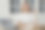 一名女子坐在她公寓的桌子前，姿势很好。成功的中年女商人。图片下载
