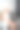 女人穿着毛巾坐在沙发上，用笔记本电脑远程在线工作，在家休息。图片下载