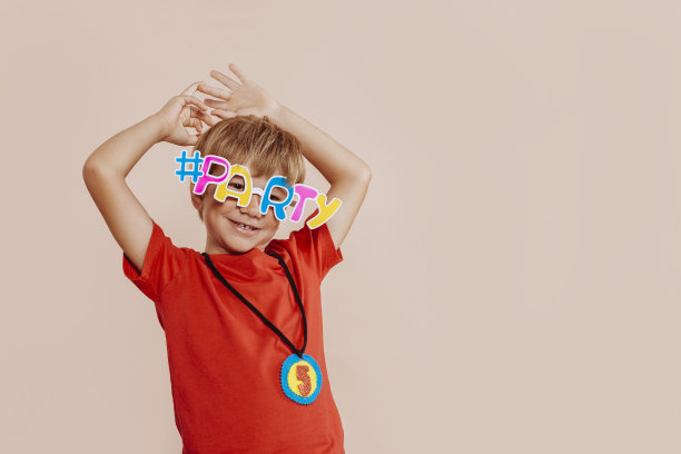 有趣的肖像快乐的孩子男孩庆祝生日图片下载