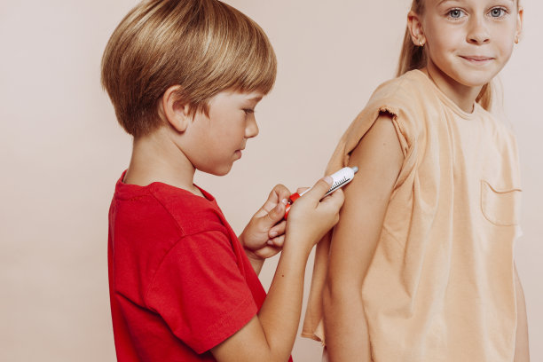 可爱的医生孩子用针给女孩接种疫苗图片下载