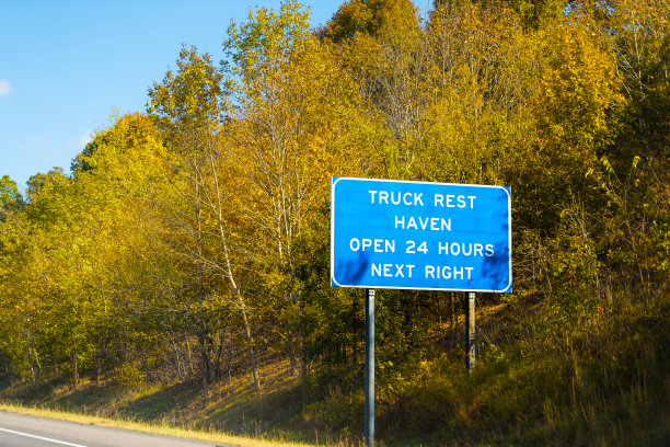 在肯塔基州的农村地区，公路标志为卡车停靠休息区域提供24小时开放的出口蓝色标志图片下载