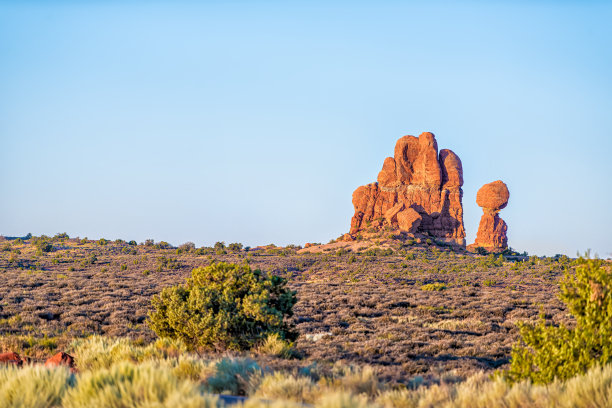 犹他州拱门国家公园的平衡岩石，清晨日出时地平线上的远景，橙色图片下载