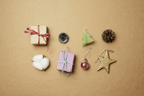 圣诞装饰和礼品盒在棕色背景。圣诞冬季装饰。平铺，俯视图，复制空间图片下载
