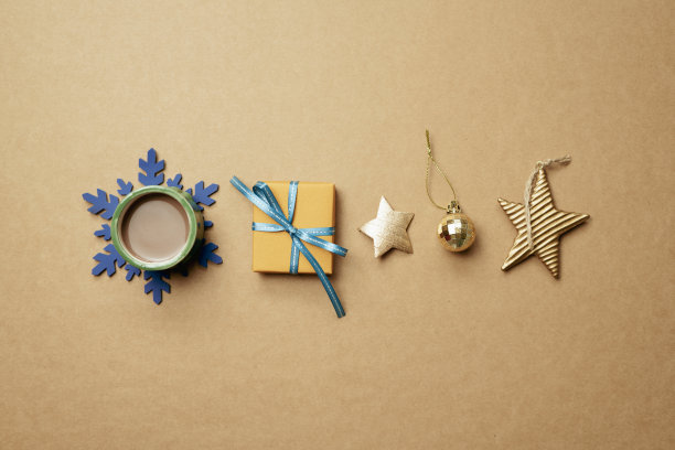 圣诞装饰和礼品盒在棕色背景。圣诞冬季装饰。平铺，俯视图，复制空间图片下载